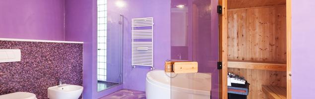 Ekskluzywna fioletowa łazienka z sauną w stylu minimalistycznym 