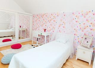 Pokój dziecięcy: biało-różowy pokój dla dziewczynki